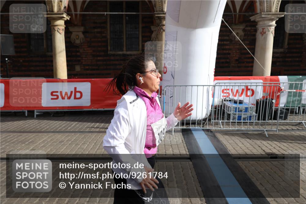 05.10.2025 - 20. swb-Marathon Bremen Yannick Fuchs http://msf.ph/oto/9261784 05.10.2025 11:21:06 Ziel 10012, 10913 meine-sportfotos.de