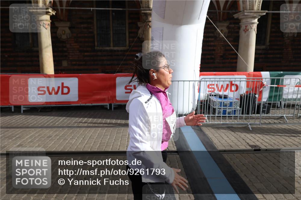 05.10.2025 - 20. swb-Marathon Bremen Yannick Fuchs http://msf.ph/oto/9261793 05.10.2025 11:21:06 Ziel 10012, 10913 meine-sportfotos.de