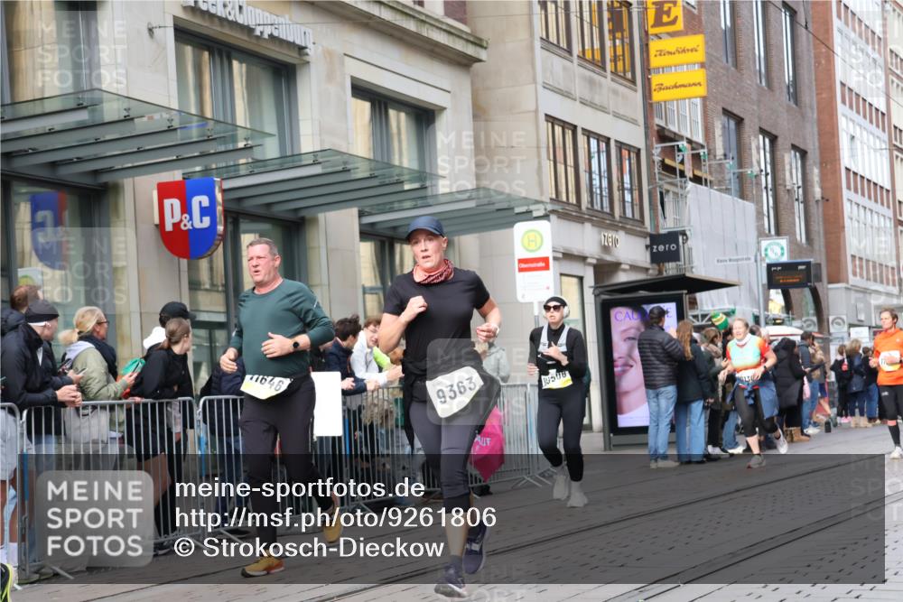05.10.2025 - 20. swb-Marathon Bremen Strokosch-Dieckow http://msf.ph/oto/9261806 05.10.2025 11:01:51 Ziel 9324, 9363, 9426, 9536, 9686, 9748, 10093, 10130, 10194, 10301, 10508, 10821, 10829, 10855, 10879, 10887, 10944, 10982, 10983, 11014, 11340, 11386, 11454, 11459, 11646, 9324, 9363, 9426, 9536, 9686, 9748, 10093, 10130, 10194, 10301, 10508, 10821, 10829, 10855, 10879, 10887, 10944, 10982, 10983, 11014, 11340, 11386, 11454, 11459, 11646 meine-sportfotos.de