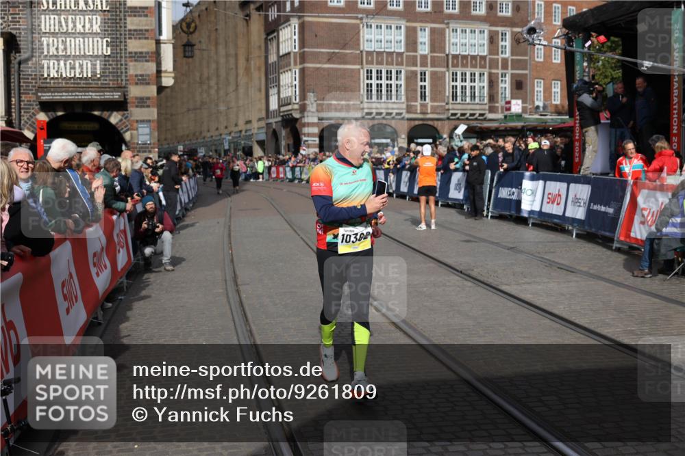 05.10.2025 - 20. swb-Marathon Bremen Yannick Fuchs http://msf.ph/oto/9261809 05.10.2025 11:21:10 Ziel 10361, 10362, 10913 meine-sportfotos.de
