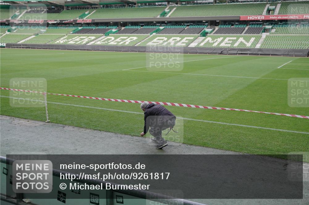 05.10.2025 - 20. swb-Marathon Bremen Michael Burmester http://msf.ph/oto/9261817 05.10.2025 11:04:18 Laufen im Stadion  meine-sportfotos.de