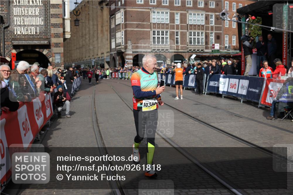 05.10.2025 - 20. swb-Marathon Bremen Yannick Fuchs http://msf.ph/oto/9261818 05.10.2025 11:21:10 Ziel 10361, 10362, 10913 meine-sportfotos.de