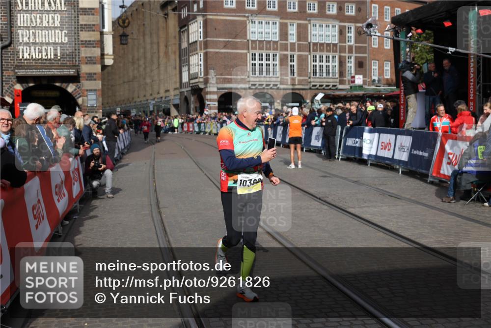 05.10.2025 - 20. swb-Marathon Bremen Yannick Fuchs http://msf.ph/oto/9261826 05.10.2025 11:21:10 Ziel 10361, 10362, 10913 meine-sportfotos.de