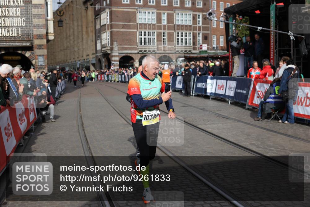 05.10.2025 - 20. swb-Marathon Bremen Yannick Fuchs http://msf.ph/oto/9261833 05.10.2025 11:21:10 Ziel 10361, 10362, 10913 meine-sportfotos.de