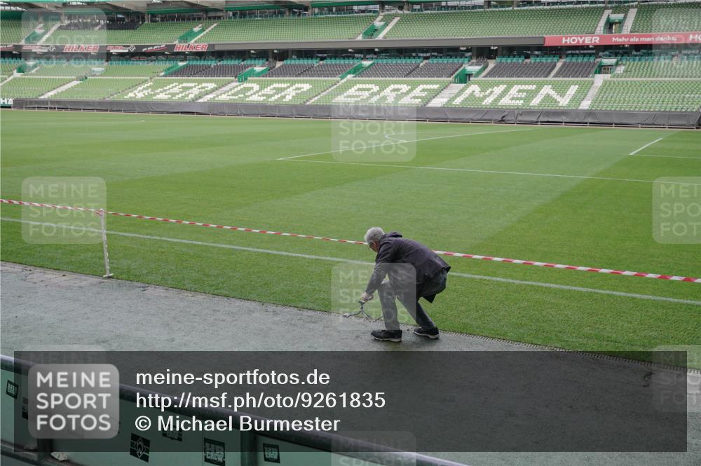 05.10.2025 - 20. swb-Marathon Bremen Michael Burmester http://msf.ph/oto/9261835 05.10.2025 11:04:20 Laufen im Stadion  meine-sportfotos.de