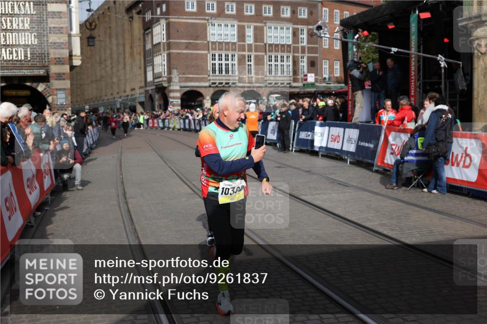 05.10.2025 - 20. swb-Marathon Bremen Yannick Fuchs http://msf.ph/oto/9261837 05.10.2025 11:21:10 Ziel 10361, 10362, 10913 meine-sportfotos.de