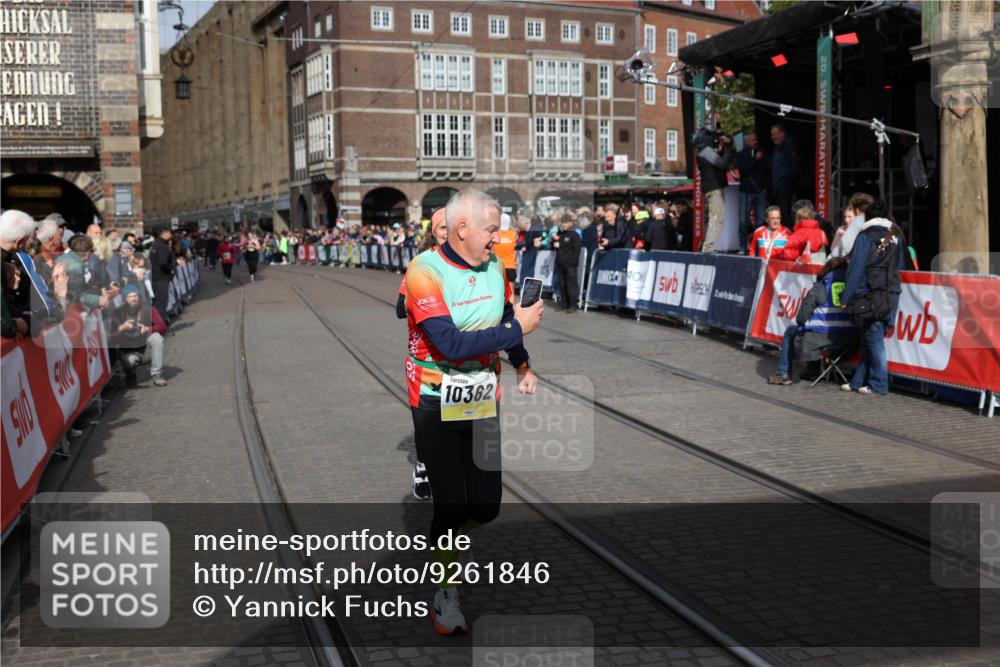 05.10.2025 - 20. swb-Marathon Bremen Yannick Fuchs http://msf.ph/oto/9261846 05.10.2025 11:21:10 Ziel 10361, 10362, 10913 meine-sportfotos.de