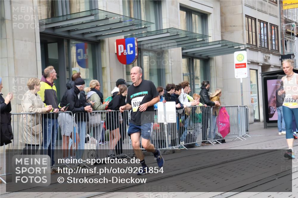 05.10.2025 - 20. swb-Marathon Bremen Strokosch-Dieckow http://msf.ph/oto/9261854 05.10.2025 11:01:58 Ziel 9363, 9426, 9686, 9707, 9748, 9802, 9839, 10093, 10130, 10194, 10301, 10508, 10615, 10821, 10829, 10982, 10983, 11014, 11340, 11386, 11454, 11459, 11537, 11538, 11646, 9363, 9426, 9686, 9707, 9748, 9802, 9839, 10093, 10130, 10194, 10301, 10508, 10615, 10821, 10829, 10982, 10983, 11014, 11340, 11386, 11454, 11459, 11537, 11646 meine-sportfotos.de