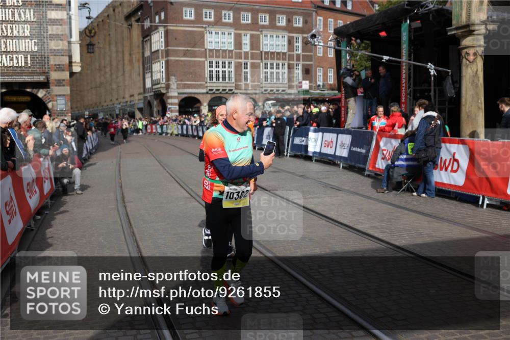 05.10.2025 - 20. swb-Marathon Bremen Yannick Fuchs http://msf.ph/oto/9261855 05.10.2025 11:21:10 Ziel 10361, 10362, 10913 meine-sportfotos.de