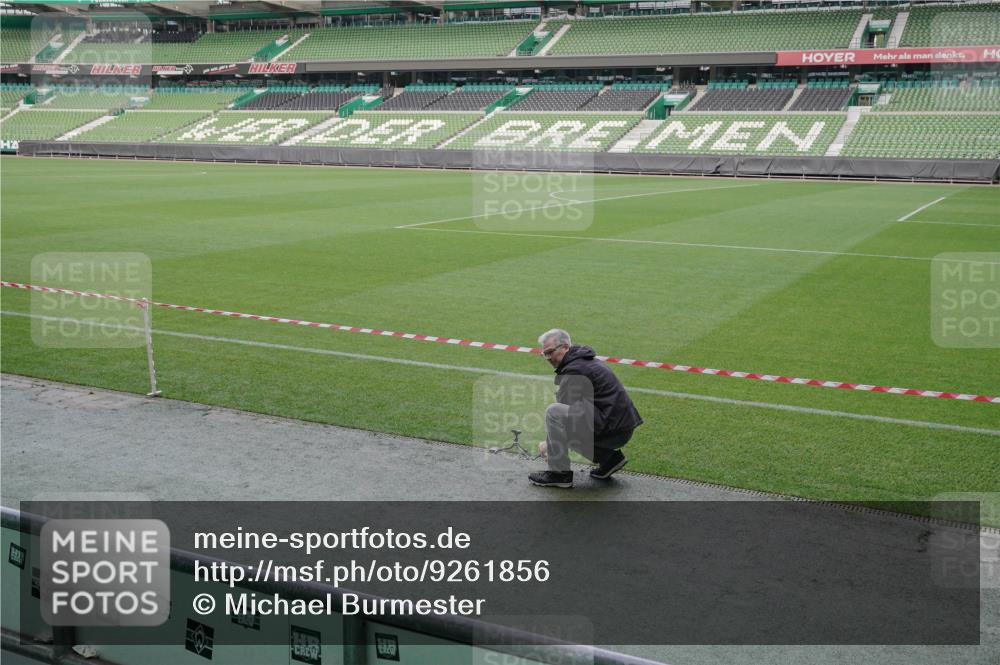 05.10.2025 - 20. swb-Marathon Bremen Michael Burmester http://msf.ph/oto/9261856 05.10.2025 11:04:22 Laufen im Stadion  meine-sportfotos.de