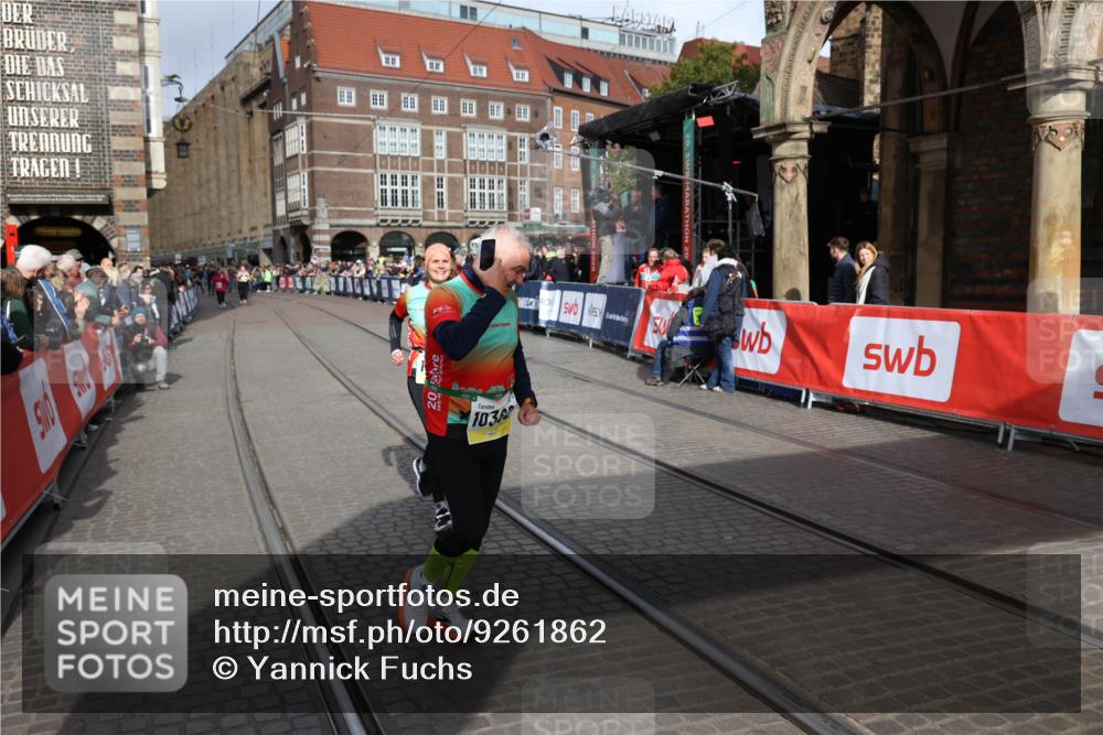 05.10.2025 - 20. swb-Marathon Bremen Yannick Fuchs http://msf.ph/oto/9261862 05.10.2025 11:21:11 Ziel 10361, 10362, 10913 meine-sportfotos.de