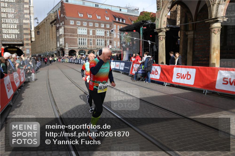 05.10.2025 - 20. swb-Marathon Bremen Yannick Fuchs http://msf.ph/oto/9261870 05.10.2025 11:21:11 Ziel 10361, 10362, 10913 meine-sportfotos.de