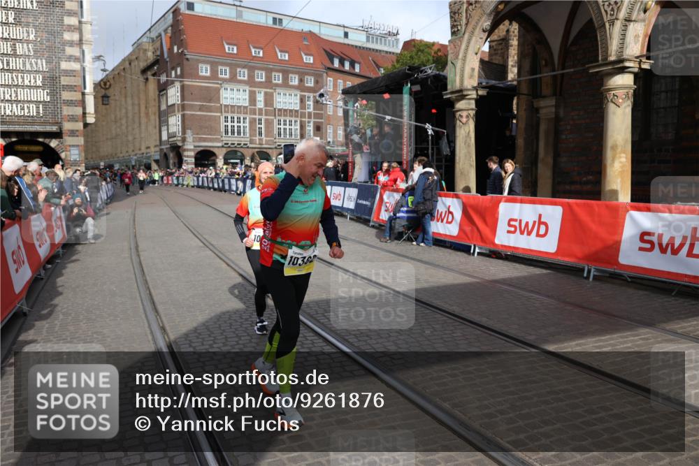 05.10.2025 - 20. swb-Marathon Bremen Yannick Fuchs http://msf.ph/oto/9261876 05.10.2025 11:21:11 Ziel 10361, 10362, 10913 meine-sportfotos.de