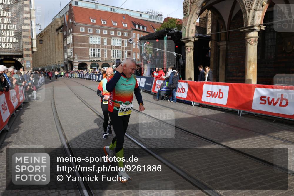 05.10.2025 - 20. swb-Marathon Bremen Yannick Fuchs http://msf.ph/oto/9261886 05.10.2025 11:21:11 Ziel 10361, 10362, 10913 meine-sportfotos.de