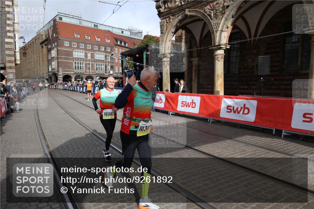 05.10.2025 - 20. swb-Marathon Bremen Yannick Fuchs http://msf.ph/oto/9261892 05.10.2025 11:21:11 Ziel 10361, 10362, 10913 meine-sportfotos.de