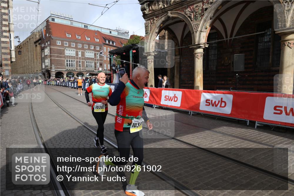 05.10.2025 - 20. swb-Marathon Bremen Yannick Fuchs http://msf.ph/oto/9261902 05.10.2025 11:21:11 Ziel 10361, 10362, 10913 meine-sportfotos.de