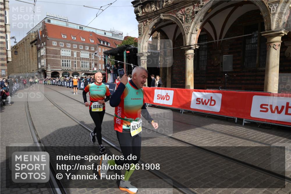 05.10.2025 - 20. swb-Marathon Bremen Yannick Fuchs http://msf.ph/oto/9261908 05.10.2025 11:21:11 Ziel 10361, 10362, 10913 meine-sportfotos.de