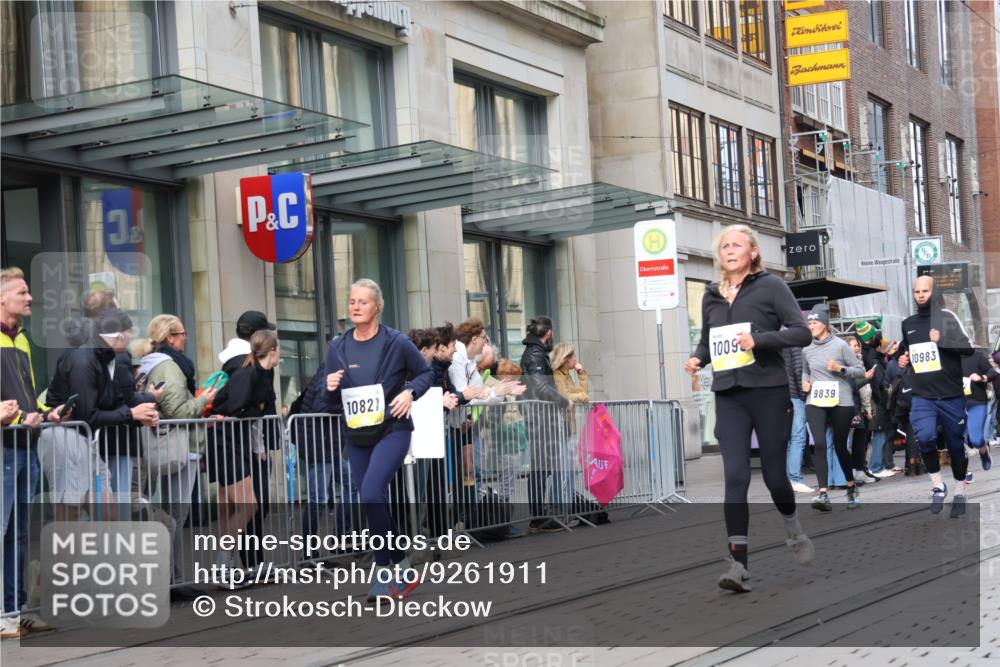 05.10.2025 - 20. swb-Marathon Bremen Strokosch-Dieckow http://msf.ph/oto/9261911 05.10.2025 11:02:02 Ziel 9363, 9468, 9647, 9707, 9748, 9802, 9839, 10033, 10093, 10130, 10194, 10508, 10595, 10598, 10615, 10821, 10829, 10982, 10983, 11110, 11160, 11340, 11386, 11454, 11537, 11538, 11646, 11711, 9363, 9468, 9647, 9707, 9748, 9802, 9839, 10033, 10093, 10130, 10194, 10508, 10595, 10598, 10615, 10821, 10829, 10982, 10983, 11110, 11160, 11340, 11386, 11454, 11537, 11646 meine-sportfotos.de