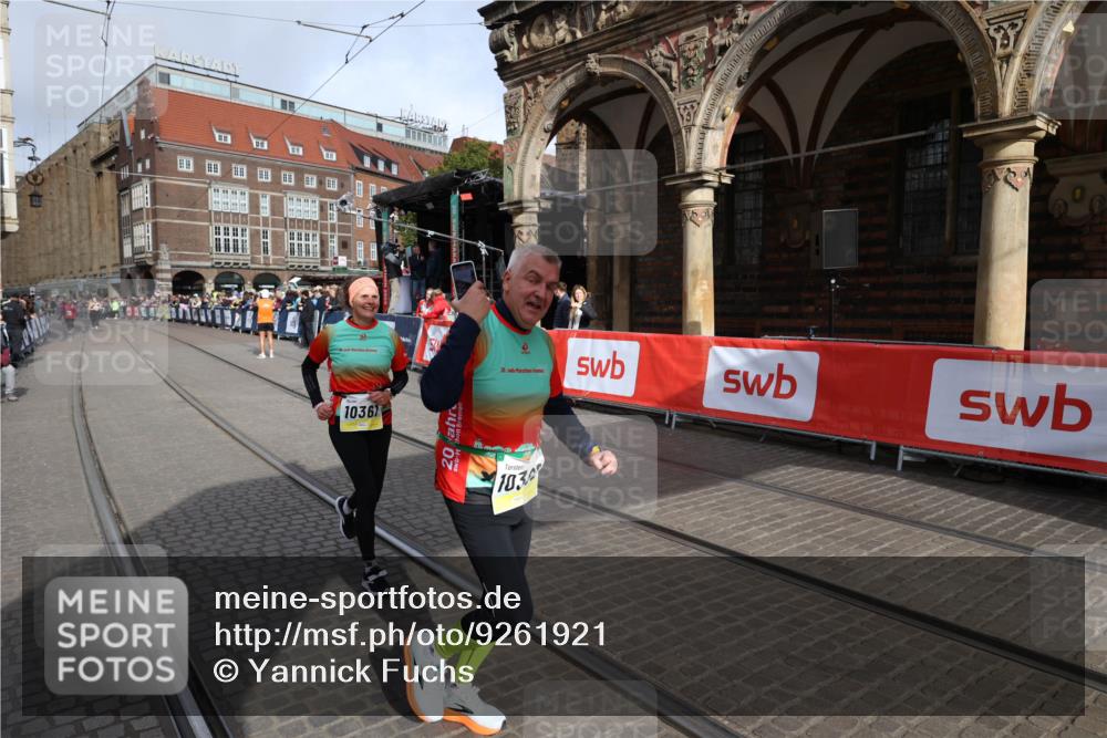 05.10.2025 - 20. swb-Marathon Bremen Yannick Fuchs http://msf.ph/oto/9261921 05.10.2025 11:21:11 Ziel 10361, 10362, 10913 meine-sportfotos.de
