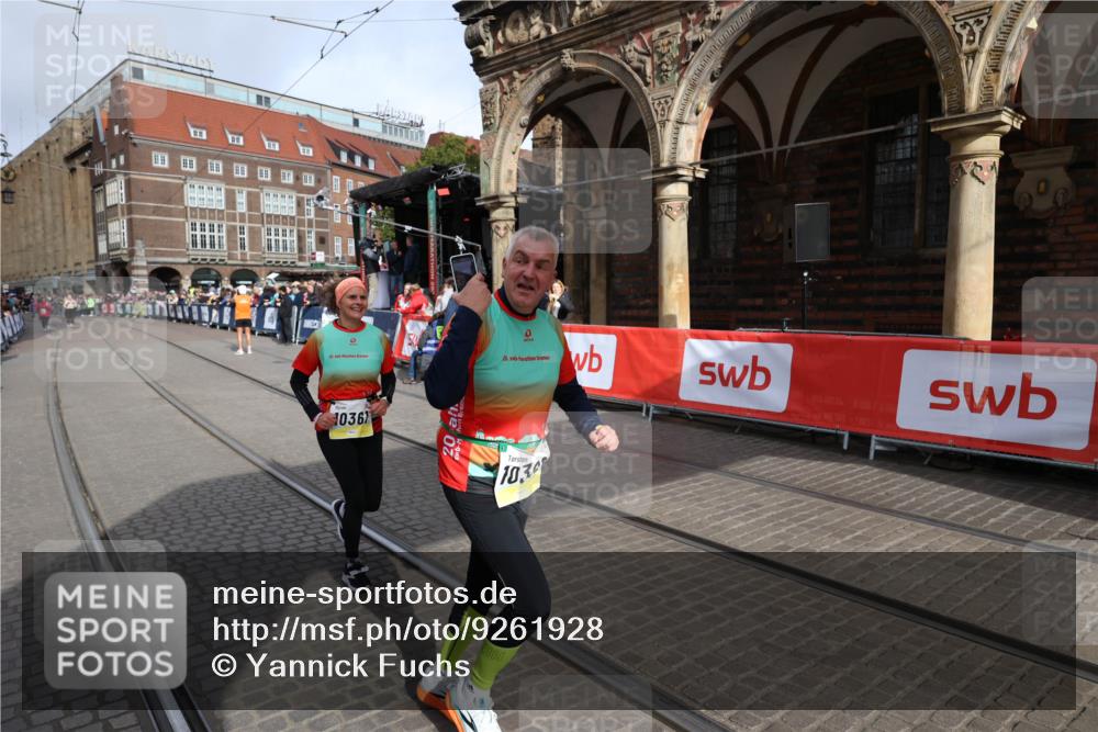 05.10.2025 - 20. swb-Marathon Bremen Yannick Fuchs http://msf.ph/oto/9261928 05.10.2025 11:21:11 Ziel 10361, 10362, 10913 meine-sportfotos.de