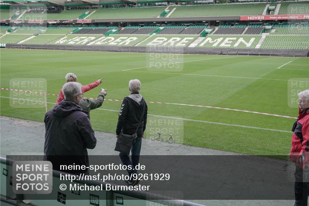 05.10.2025 - 20. swb-Marathon Bremen Michael Burmester http://msf.ph/oto/9261929 05.10.2025 11:04:32 Laufen im Stadion  meine-sportfotos.de