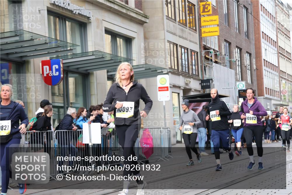 05.10.2025 - 20. swb-Marathon Bremen Strokosch-Dieckow http://msf.ph/oto/9261932 05.10.2025 11:02:03 Ziel 9363, 9468, 9647, 9707, 9748, 9802, 9839, 10033, 10093, 10130, 10194, 10595, 10598, 10615, 10821, 10829, 10982, 10983, 11110, 11160, 11340, 11386, 11454, 11537, 11538, 11646, 11711, 9363, 9468, 9647, 9707, 9748, 9802, 9839, 10033, 10093, 10130, 10194, 10595, 10598, 10615, 10821, 10829, 10982, 10983, 11110, 11160, 11340, 11386, 11454, 11537, 11646 meine-sportfotos.de