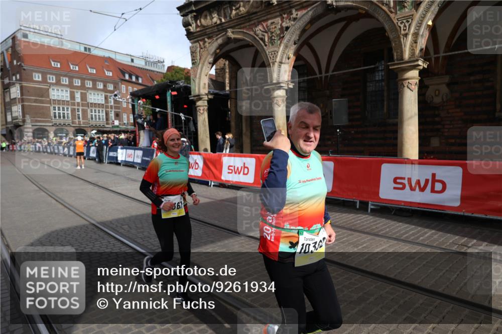 05.10.2025 - 20. swb-Marathon Bremen Yannick Fuchs http://msf.ph/oto/9261934 05.10.2025 11:21:12 Ziel 10361, 10362, 10913 meine-sportfotos.de