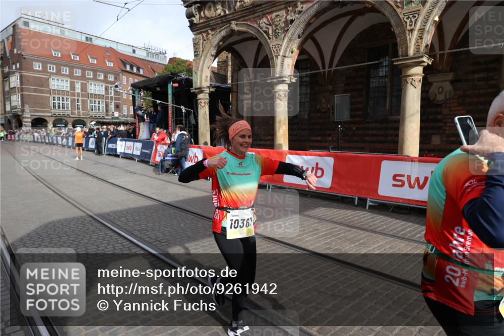 05.10.2025 - 20. swb-Marathon Bremen Yannick Fuchs http://msf.ph/oto/9261942 05.10.2025 11:21:12 Ziel 10361, 10362, 10913 meine-sportfotos.de