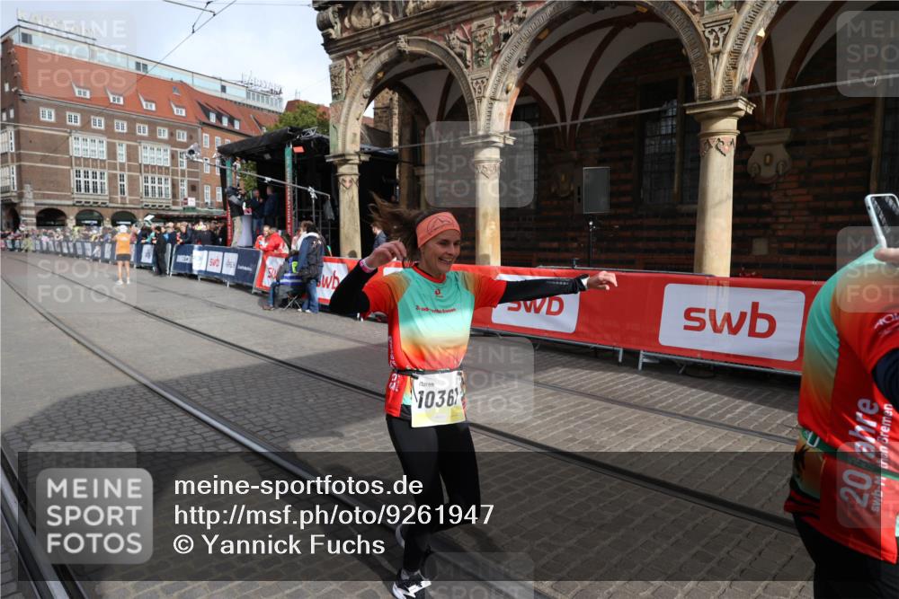 05.10.2025 - 20. swb-Marathon Bremen Yannick Fuchs http://msf.ph/oto/9261947 05.10.2025 11:21:12 Ziel 10361, 10362, 10913 meine-sportfotos.de