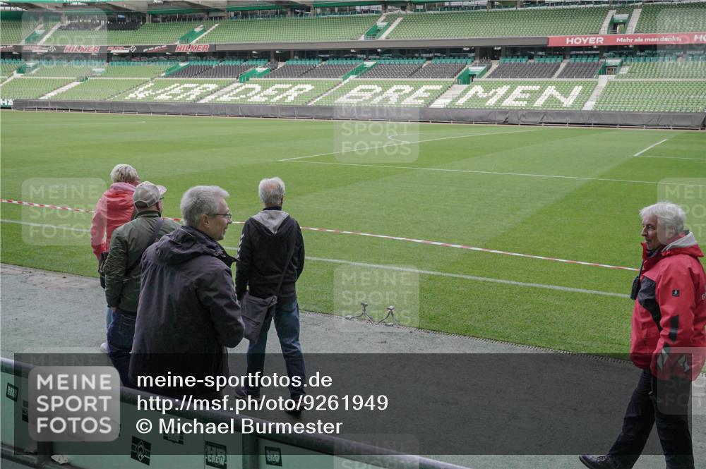 05.10.2025 - 20. swb-Marathon Bremen Michael Burmester http://msf.ph/oto/9261949 05.10.2025 11:04:33 Laufen im Stadion  meine-sportfotos.de