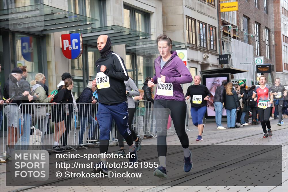 05.10.2025 - 20. swb-Marathon Bremen Strokosch-Dieckow http://msf.ph/oto/9261955 05.10.2025 11:02:05 Ziel 9468, 9647, 9707, 9748, 9802, 9839, 10033, 10093, 10130, 10194, 10595, 10598, 10615, 10821, 10829, 10982, 10983, 11110, 11160, 11340, 11386, 11454, 11537, 11538, 11646, 11711, 9468, 9647, 9707, 9748, 9802, 9839, 10033, 10093, 10130, 10194, 10595, 10598, 10615, 10821, 10829, 10982, 10983, 11110, 11160, 11340, 11386, 11454, 11537, 11646 meine-sportfotos.de