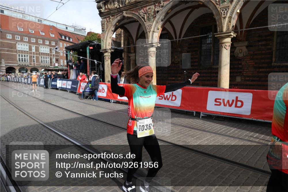 05.10.2025 - 20. swb-Marathon Bremen Yannick Fuchs http://msf.ph/oto/9261956 05.10.2025 11:21:12 Ziel 10361, 10362, 10913 meine-sportfotos.de