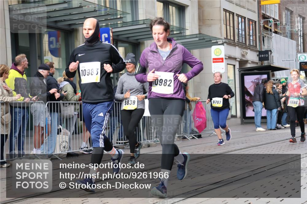 05.10.2025 - 20. swb-Marathon Bremen Strokosch-Dieckow http://msf.ph/oto/9261966 05.10.2025 11:02:05 Ziel 9468, 9647, 9707, 9748, 9802, 9839, 10033, 10093, 10130, 10194, 10595, 10598, 10615, 10821, 10829, 10982, 10983, 11110, 11160, 11340, 11386, 11454, 11537, 11538, 11646, 11711, 9468, 9647, 9707, 9748, 9802, 9839, 10033, 10093, 10130, 10194, 10595, 10598, 10615, 10821, 10829, 10982, 10983, 11110, 11160, 11340, 11386, 11454, 11537, 11646 meine-sportfotos.de