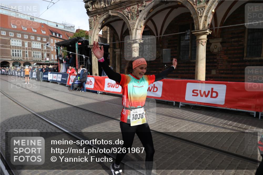 05.10.2025 - 20. swb-Marathon Bremen Yannick Fuchs http://msf.ph/oto/9261967 05.10.2025 11:21:12 Ziel 10361, 10362, 10913 meine-sportfotos.de