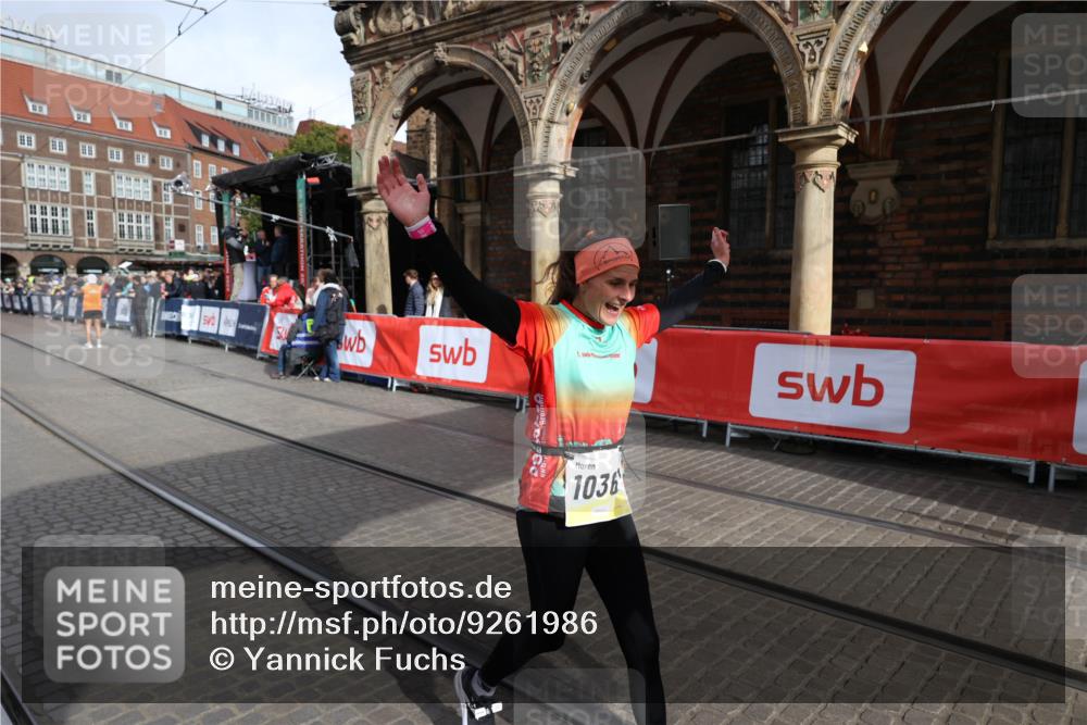 05.10.2025 - 20. swb-Marathon Bremen Yannick Fuchs http://msf.ph/oto/9261986 05.10.2025 11:21:12 Ziel 10361, 10362, 10913 meine-sportfotos.de