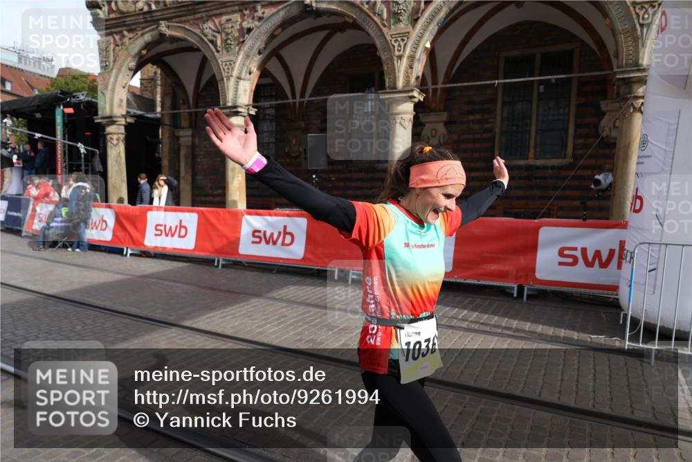 05.10.2025 - 20. swb-Marathon Bremen Yannick Fuchs http://msf.ph/oto/9261994 05.10.2025 11:21:13 Ziel 10361, 10362, 10913 meine-sportfotos.de