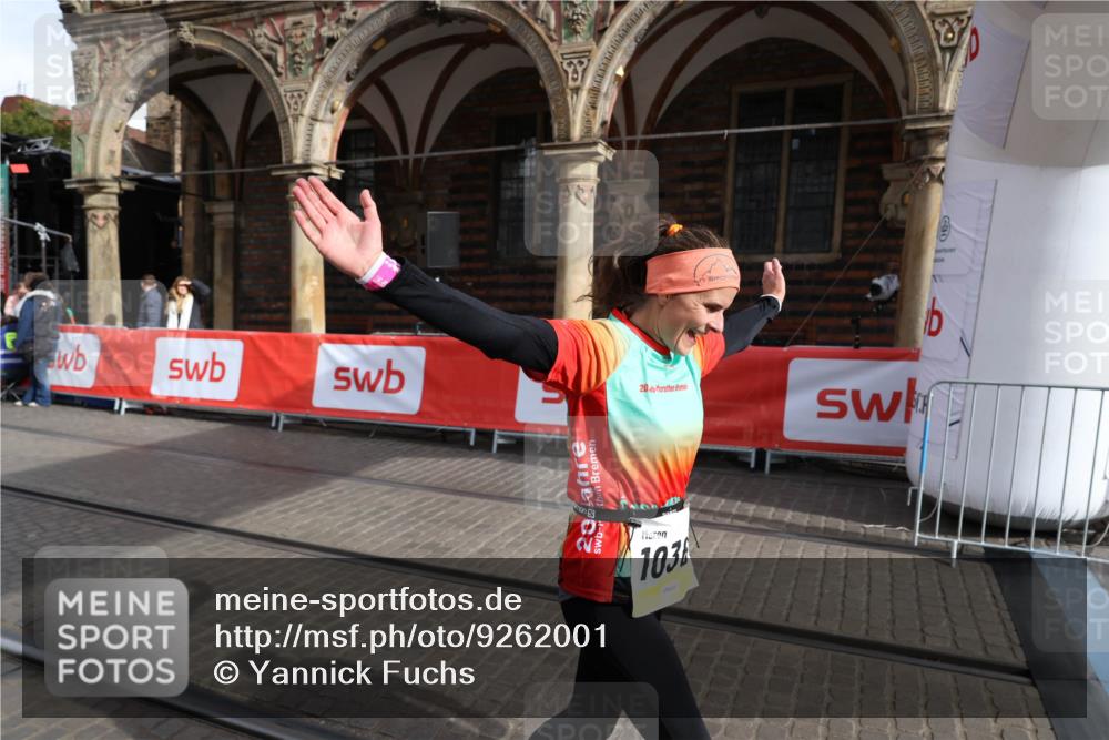 05.10.2025 - 20. swb-Marathon Bremen Yannick Fuchs http://msf.ph/oto/9262001 05.10.2025 11:21:13 Ziel 10361, 10362, 10913 meine-sportfotos.de