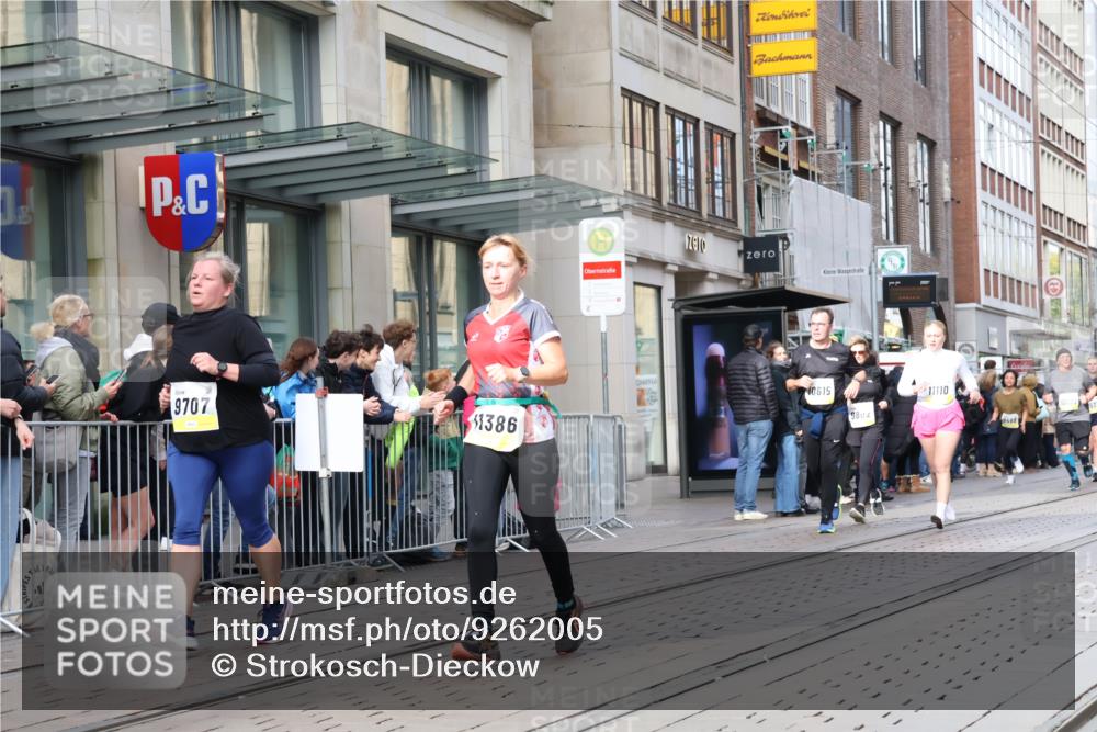 05.10.2025 - 20. swb-Marathon Bremen Strokosch-Dieckow http://msf.ph/oto/9262005 05.10.2025 11:02:07 Ziel 9468, 9647, 9707, 9748, 9802, 9839, 10033, 10093, 10130, 10194, 10595, 10598, 10615, 10821, 10825, 10826, 10829, 10982, 10983, 11110, 11160, 11340, 11386, 11537, 11538, 11646, 11711, 9468, 9647, 9707, 9748, 9802, 9839, 10033, 10093, 10130, 10194, 10595, 10598, 10615, 10821, 10825, 10826, 10829, 10982, 10983, 11110, 11160, 11340, 11386, 11537, 11646 meine-sportfotos.de