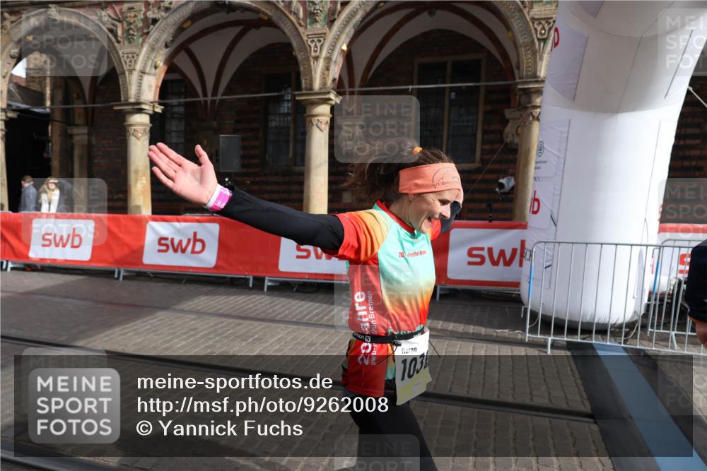 05.10.2025 - 20. swb-Marathon Bremen Yannick Fuchs http://msf.ph/oto/9262008 05.10.2025 11:21:13 Ziel 10361, 10362, 10913 meine-sportfotos.de
