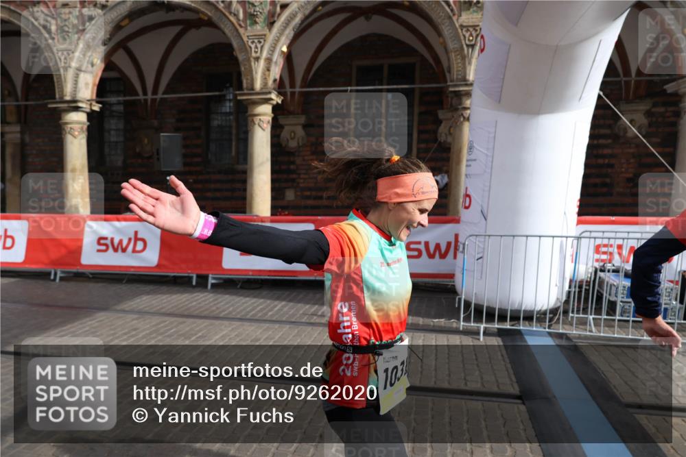 05.10.2025 - 20. swb-Marathon Bremen Yannick Fuchs http://msf.ph/oto/9262020 05.10.2025 11:21:13 Ziel 10361, 10362, 10913 meine-sportfotos.de