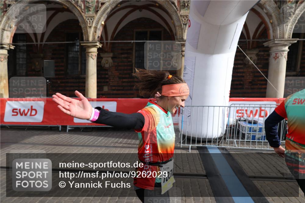 05.10.2025 - 20. swb-Marathon Bremen Yannick Fuchs http://msf.ph/oto/9262029 05.10.2025 11:21:13 Ziel 10361, 10362, 10913 meine-sportfotos.de