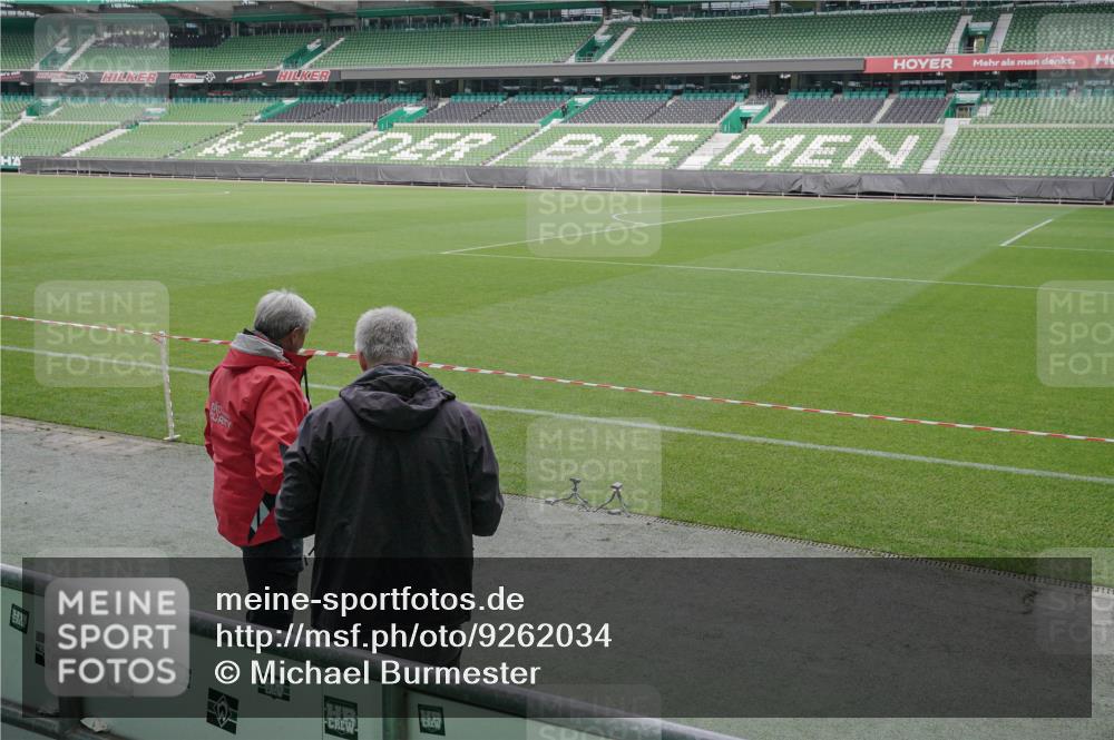 05.10.2025 - 20. swb-Marathon Bremen Michael Burmester http://msf.ph/oto/9262034 05.10.2025 11:23:17 Laufen im Stadion  meine-sportfotos.de