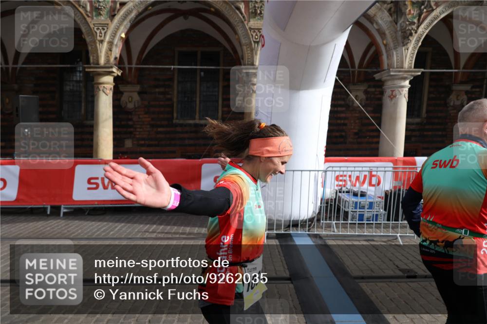 05.10.2025 - 20. swb-Marathon Bremen Yannick Fuchs http://msf.ph/oto/9262035 05.10.2025 11:21:13 Ziel 10361, 10362, 10913 meine-sportfotos.de