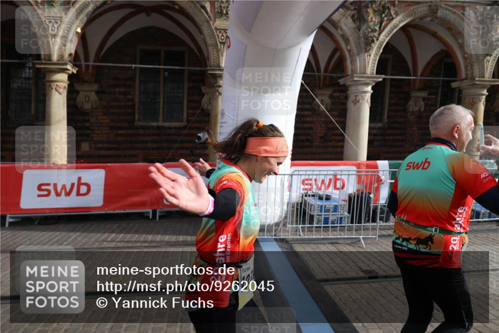 05.10.2025 - 20. swb-Marathon Bremen Yannick Fuchs http://msf.ph/oto/9262045 05.10.2025 11:21:13 Ziel 10361, 10362, 10913 meine-sportfotos.de