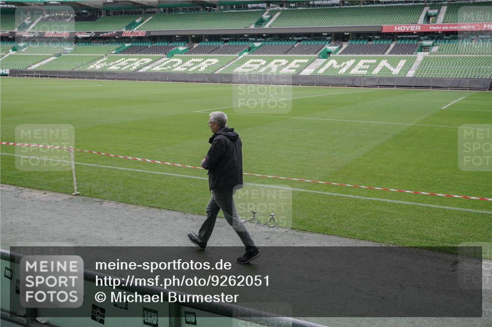 05.10.2025 - 20. swb-Marathon Bremen Michael Burmester http://msf.ph/oto/9262051 05.10.2025 11:24:37 Laufen im Stadion  meine-sportfotos.de