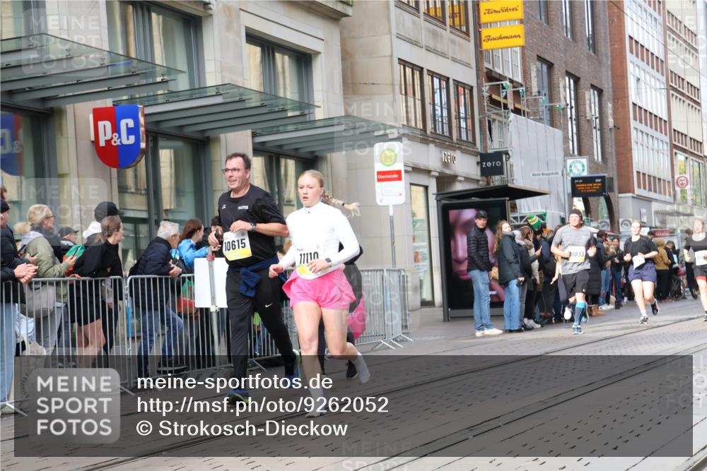 05.10.2025 - 20. swb-Marathon Bremen Strokosch-Dieckow http://msf.ph/oto/9262052 05.10.2025 11:02:10 Ziel 9468, 9647, 9707, 9748, 9802, 9839, 9841, 10033, 10093, 10130, 10194, 10510, 10595, 10598, 10615, 10821, 10825, 10826, 10829, 10982, 10983, 11024, 11110, 11160, 11386, 11537, 11538, 11711, 9468, 9647, 9707, 9748, 9802, 9839, 9841, 10033, 10093, 10130, 10194, 10510, 10595, 10598, 10615, 10821, 10825, 10826, 10829, 10982, 10983, 11024, 11110, 11160, 11386, 11537 meine-sportfotos.de