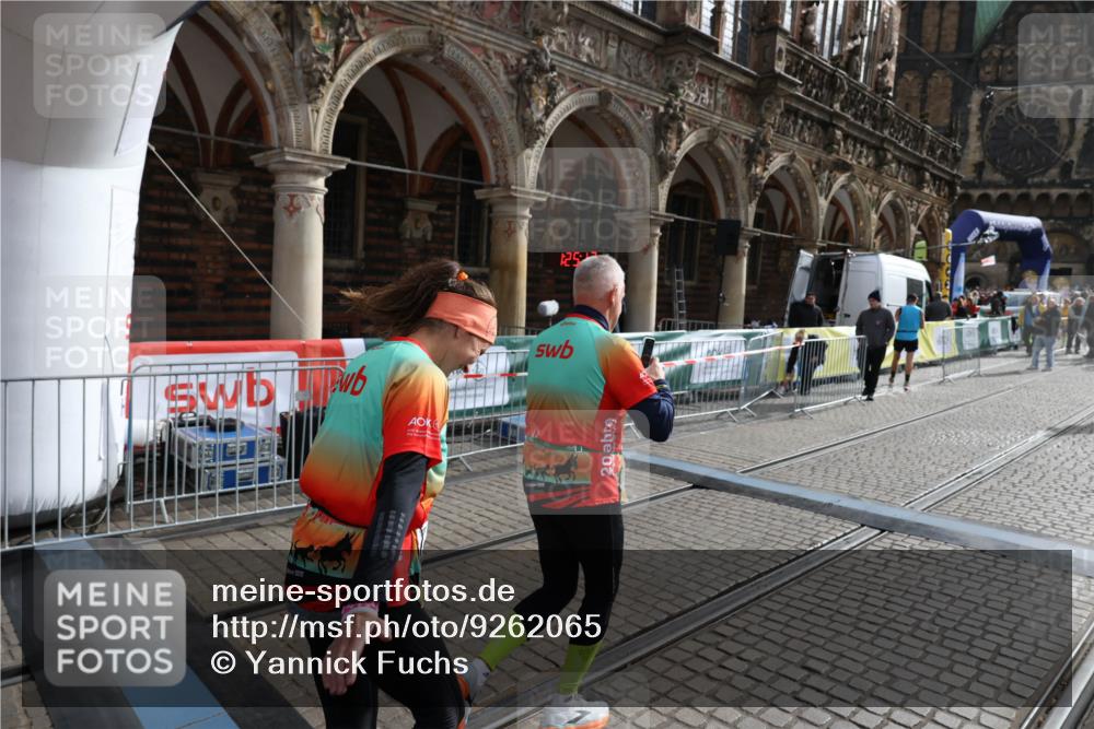 05.10.2025 - 20. swb-Marathon Bremen Yannick Fuchs http://msf.ph/oto/9262065 05.10.2025 11:21:13 Ziel 10361, 10362, 10913 meine-sportfotos.de