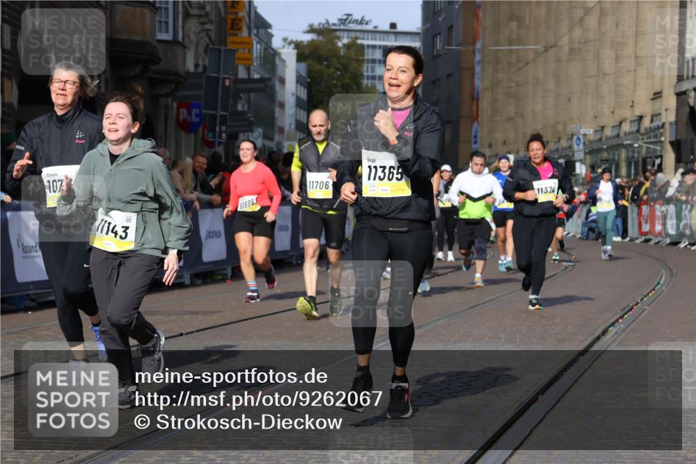 05.10.2025 - 20. swb-Marathon Bremen Strokosch-Dieckow http://msf.ph/oto/9262067 05.10.2025 11:06:32 Ziel 9178, 9357, 9619, 9998, 10239, 10699, 10732, 10912, 11027, 11143, 11270, 11324, 11365, 11605, 11706, 11721, 11746 meine-sportfotos.de