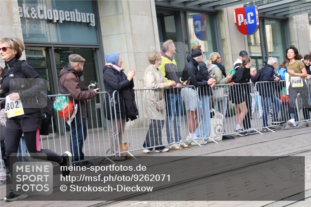 05.10.2025 - 20. swb-Marathon Bremen Strokosch-Dieckow http://msf.ph/oto/9262071 05.10.2025 11:02:13 Ziel 9360, 9468, 9516, 9647, 9707, 9802, 9839, 9841, 10033, 10093, 10194, 10510, 10530, 10595, 10598, 10615, 10821, 10825, 10826, 10829, 10982, 10983, 11024, 11110, 11160, 11386, 11537, 11538, 11711, 9360, 9468, 9516, 9647, 9707, 9802, 9839, 9841, 10033, 10093, 10194, 10510, 10530, 10595, 10598, 10615, 10821, 10825, 10826, 10829, 10982, 10983, 11024, 11110, 11160, 11386, 11537 meine-sportfotos.de