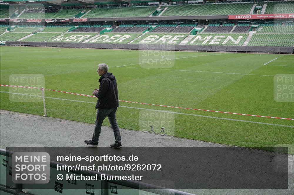 05.10.2025 - 20. swb-Marathon Bremen Michael Burmester http://msf.ph/oto/9262072 05.10.2025 11:24:37 Laufen im Stadion  meine-sportfotos.de